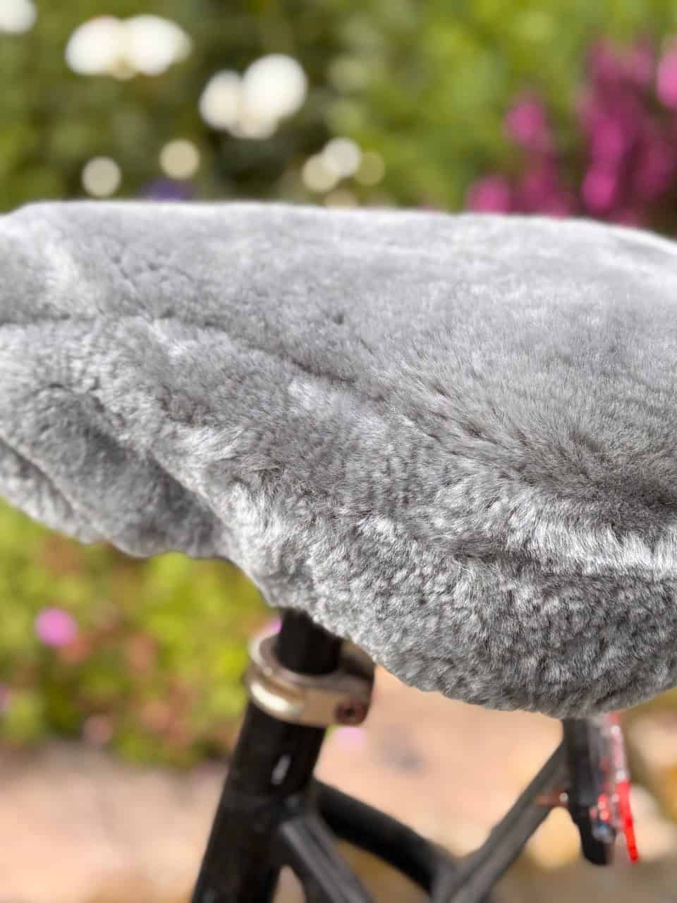 Fahrradsattelbezug aus Lammfell silber Fahrradsattelbezug aus Lammfell silber