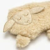 Lämmchen schlafend mit Kischkernkissen aus unserer Wolle