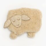 Lämmchen schlafend mit Kischkernkissen aus unserer Wolle