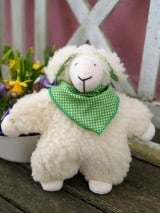 Kirschkernkissen Schaf Hugo von vorne vor Blumen