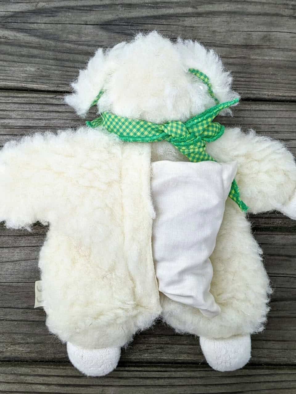 Kirschkernkissen Schaf Hugo von hinten Klett offen Kirschkernkissen Schaf Hugo von hinten Klett offen