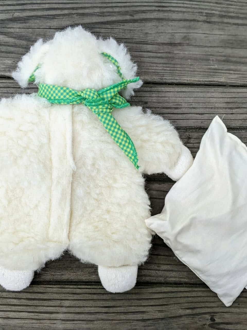 Kirschkernkissen Schaf Hugo von hinten Kirschkernkissen Schaf Hugo von hinten