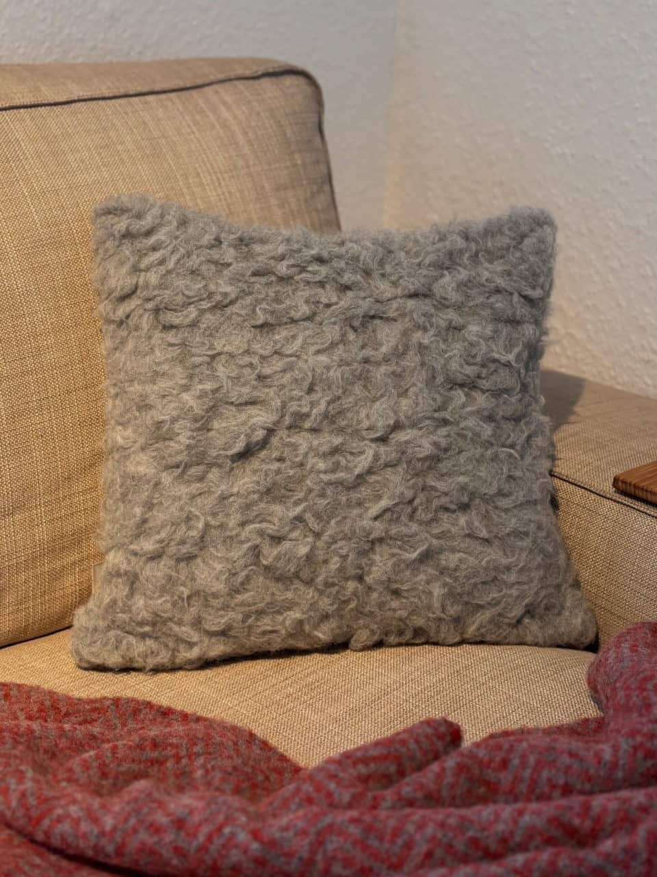 Kissenbezug aus Wolle zottel grau 40x40cm Kissenbezug aus Wolle zottel grau 40x40cm