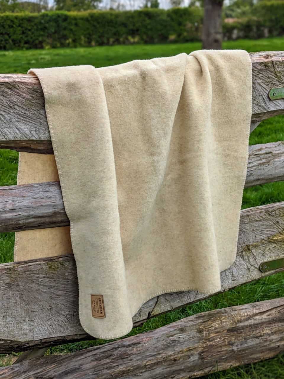 Kuscheldecke aus Wolle mittelgroß Kuscheldecke aus Wolle mittelgroß