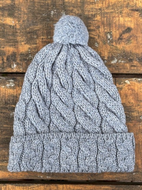 Damenmütze aus Merinowolle mit Bommel grau blau Damenmütze aus Merinowolle mit Bommel grau blau