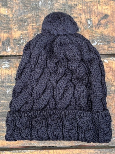 Damenmütze aus Merinowolle mit Bommel schwarz Damenmütze aus Merinowolle mit Bommel schwarz