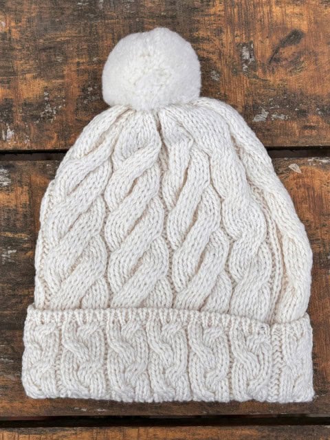 Damenmütze aus Merinowolle mit Bommel wollweiss Damenmütze aus Merinowolle mit Bommel wollweiss