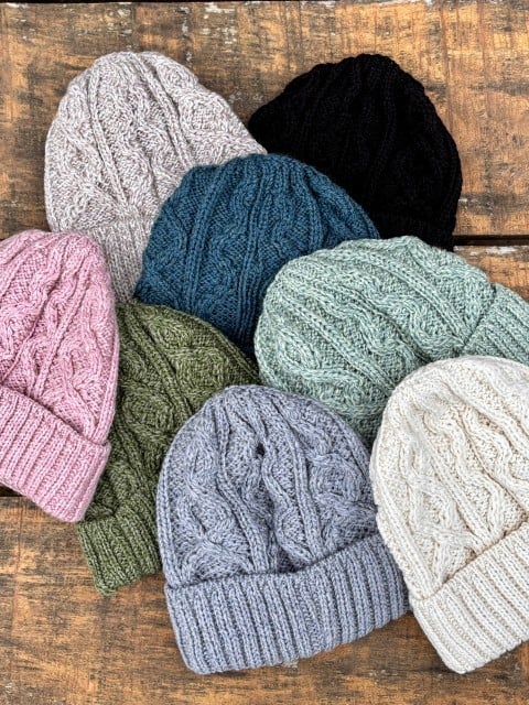 Mütze mit Zopfmuster aus Merinowolle Variantenbild Mütze mit Zopfmuster aus Merinowolle Variantenbild