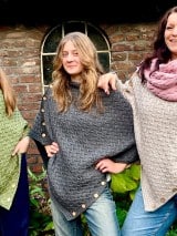 Poncho mit Knöpfen aus Merinowolle Gruppenbild