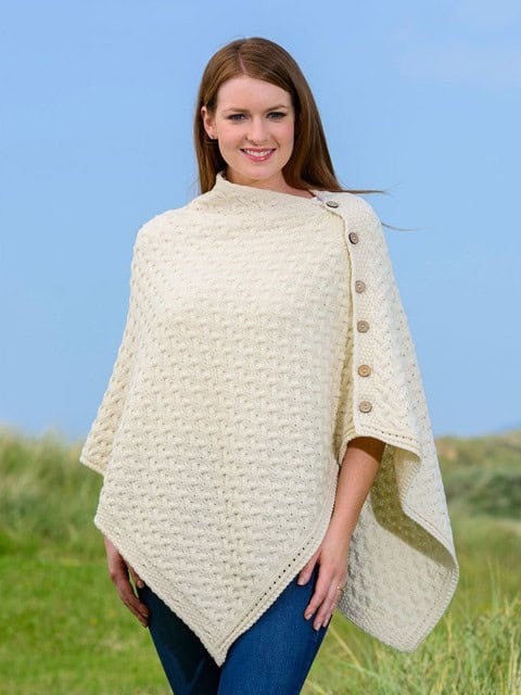 Poncho mit Knöpfen aus Merinowolle wollweiss