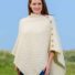 Poncho mit Knöpfen aus Merinowolle wollweiss