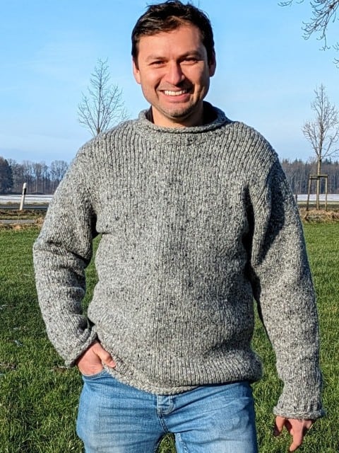 Herrenpullover aus Wolle grau meliert Herrenpullover aus Wolle grau meliert