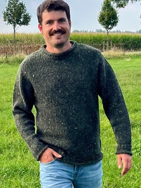 Herrenpullover aus Wolle grün meliert Herrenpullover aus Wolle grün meliert