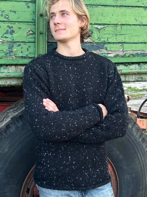 Herrenpullover aus Wolle schwarz meliert Herrenpullover aus Wolle schwarz meliert