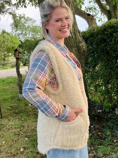 Weste aus Wollflor mit Taschen von der Seite Weste aus Wollflor mit Taschen von der Seite