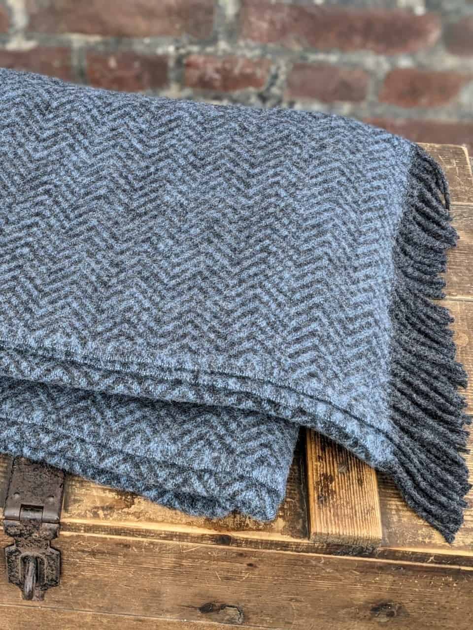 Wolldecke mit Fischgrätmuster blau anthrazit Wolldecke mit Fischgrätmuster blau anthrazit