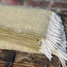 Wolldecke mit Fischgrätmuster gelb grau
