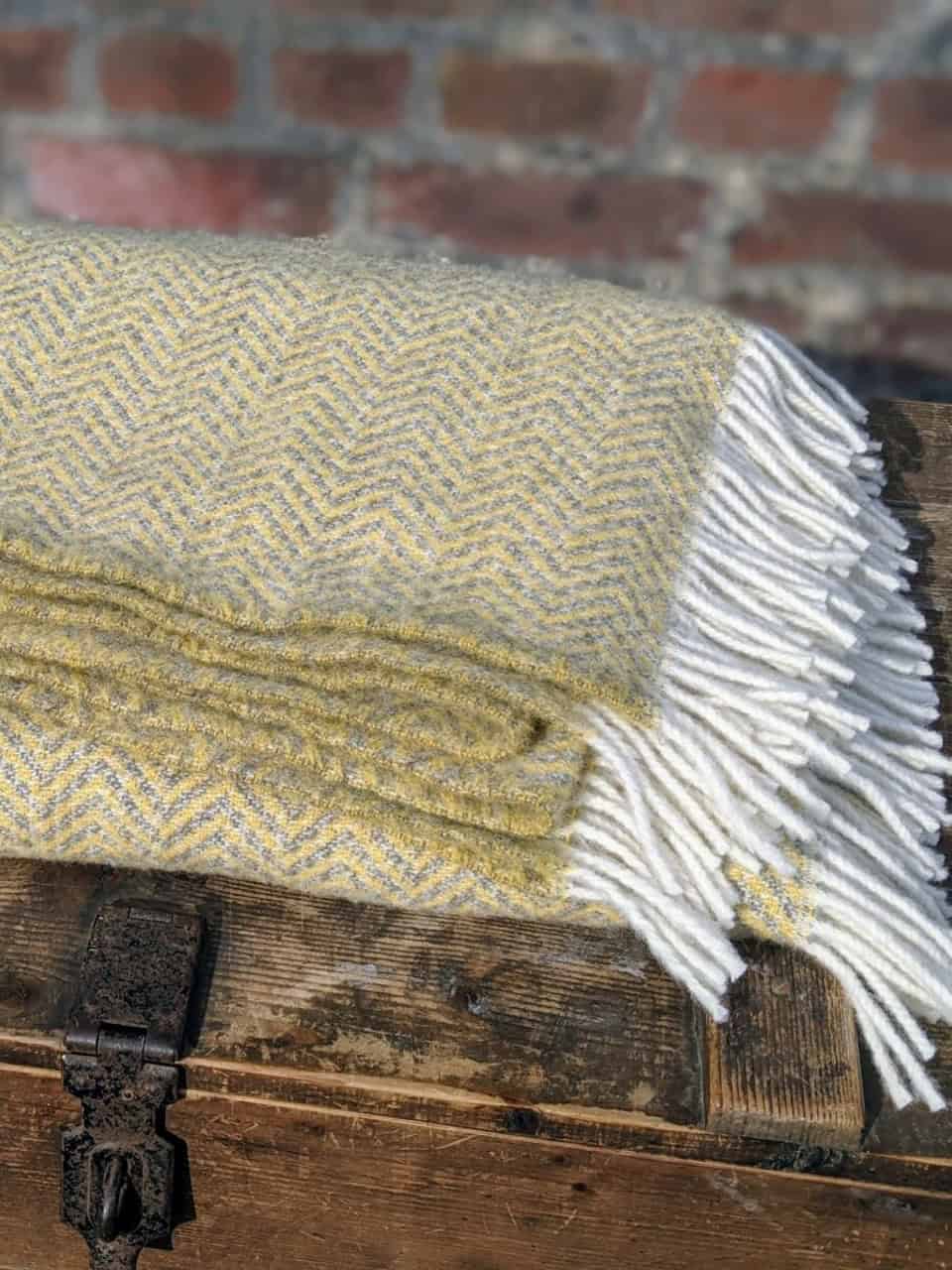 Wolldecke mit Fischgrätmuster gelb grau Wolldecke mit Fischgrätmuster gelb grau