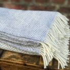 Wolldecke mit Fischgrätmuster hellgrau weiss