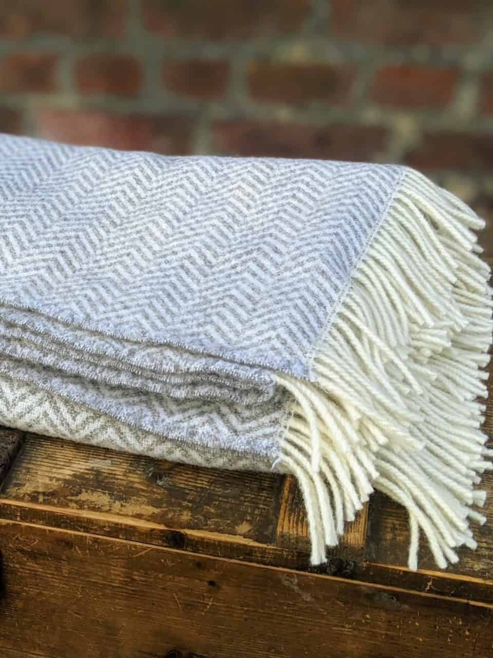 Wolldecke mit Fischgrätmuster hellgrau weiss Wolldecke mit Fischgrätmuster hellgrau weiss