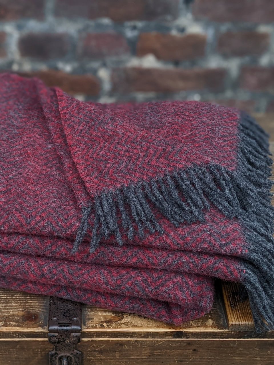 Wolldecke mit Fischgrätmuster rot anthrazit Wolldecke mit Fischgrätmuster rot anthrazit