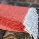 Wolldecke mit Fischgrätmuster rot orange