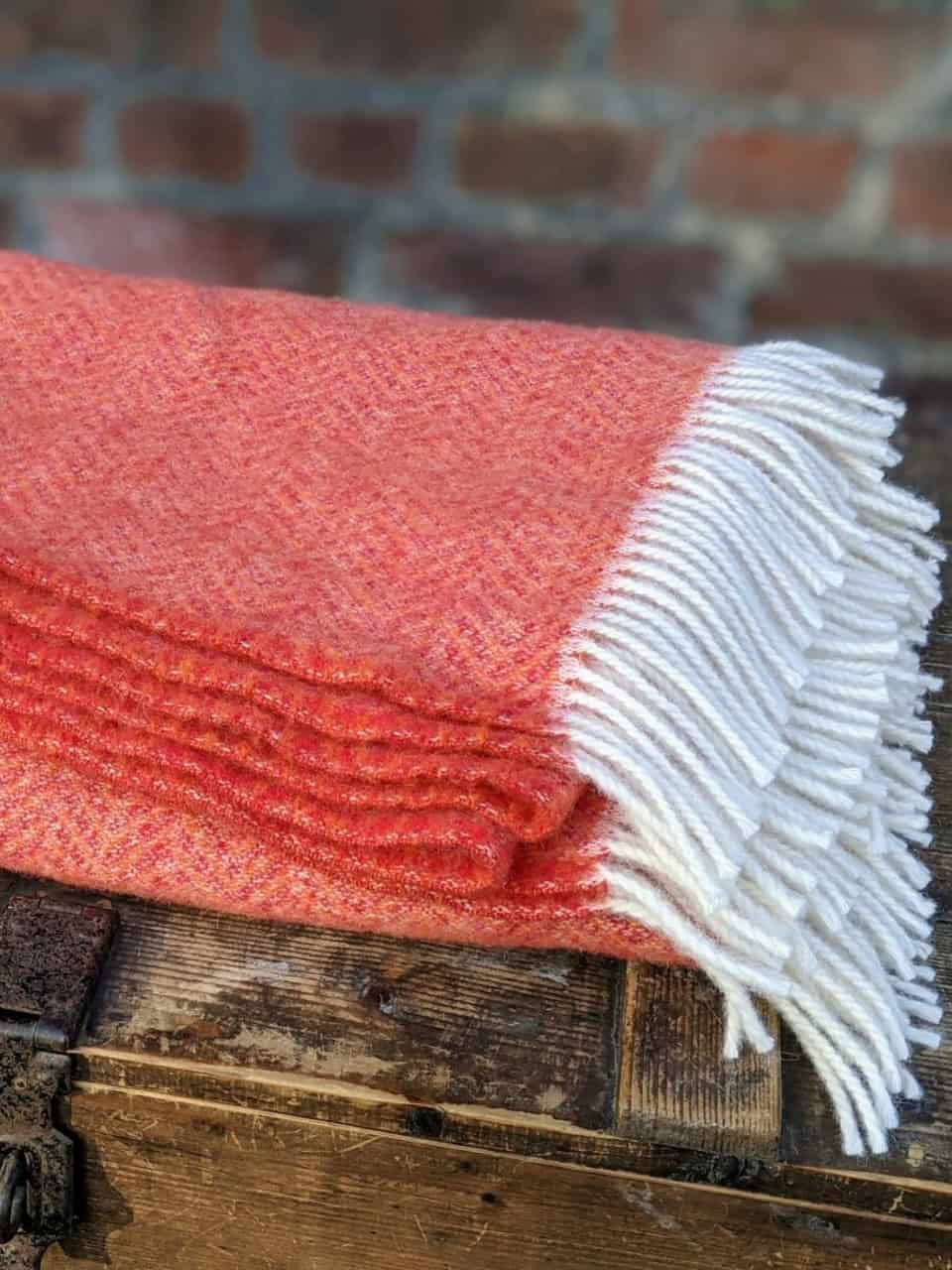 Wolldecke mit Fischgrätmuster rot orange Wolldecke mit Fischgrätmuster rot orange