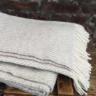 Wolldecke mit Fischgrätmuster weiss beige