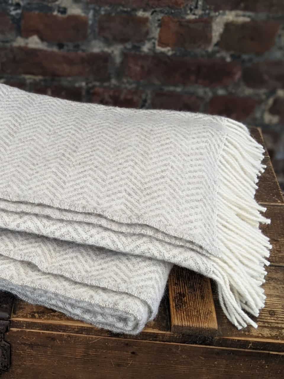 Wolldecke mit Fischgrätmuster weiss beige Wolldecke mit Fischgrätmuster weiss beige
