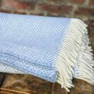 Wolldecke mit Fischgrätmuster weiss eisblau