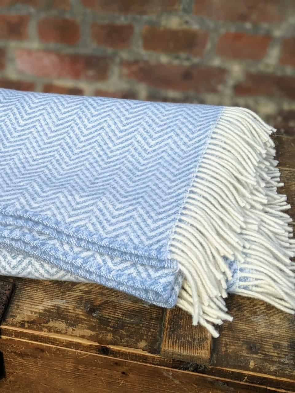 Wolldecke mit Fischgrätmuster weiss eisblau Wolldecke mit Fischgrätmuster weiss eisblau