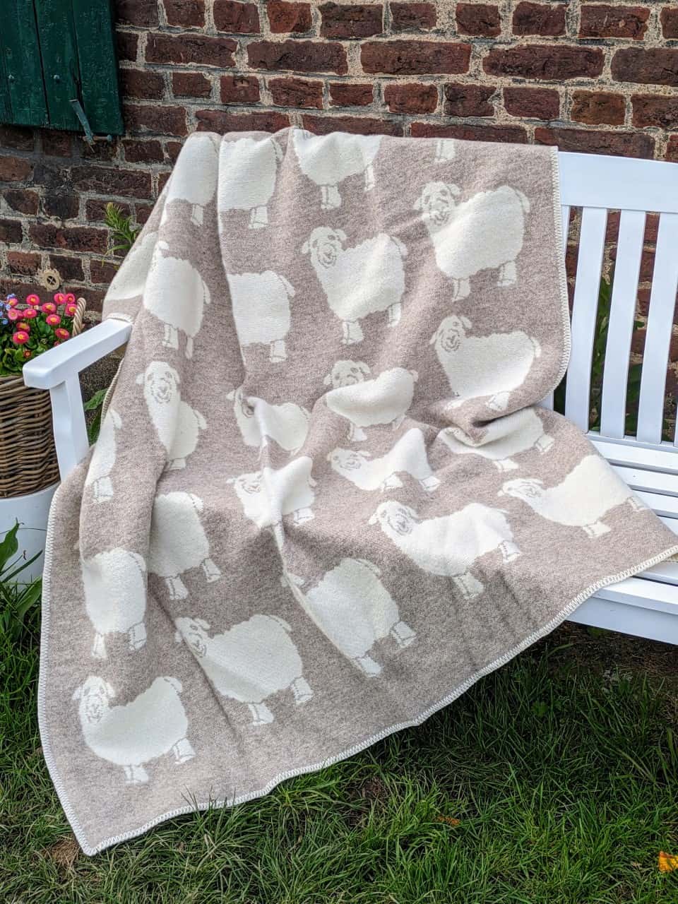 Wolldecke mit Schafmotiv beige natur Wolldecke mit Schafmotiv beige natur