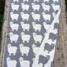 Wolldecke mit Schafmotiv grau natur