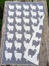 Wolldecke mit Schafmotiv grau natur