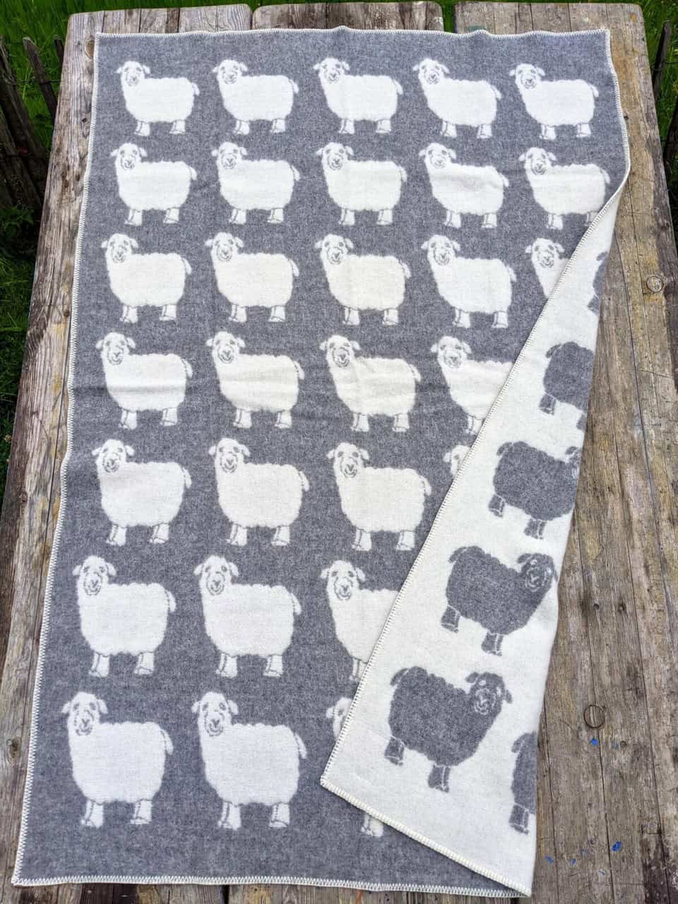 Wolldecke mit Schafmotiv grau natur Wolldecke mit Schafmotiv grau natur