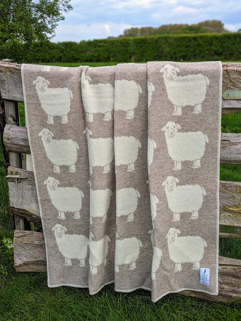 Wolldecke mit Schafmotiv beige natur