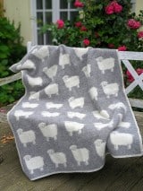 Wolldecke mit Schafmotiv grau natur