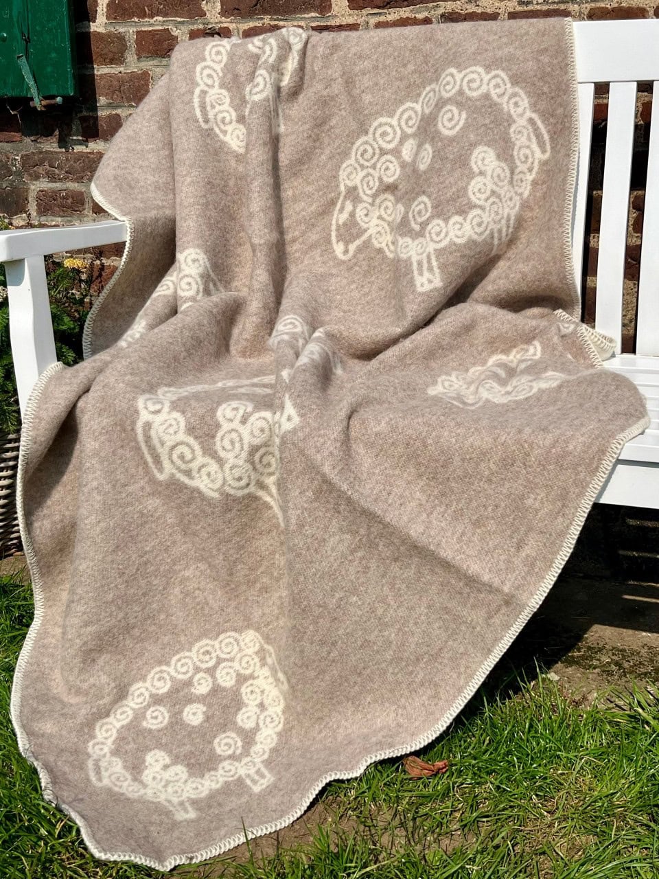 Wolldecke mit Schafmotiv beige natur Wolldecke mit Schafmotiv beige natur