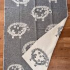 Wolldecke mit Schafmotiv grau natur