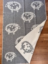 Wolldecke mit Schafmotiv grau natur