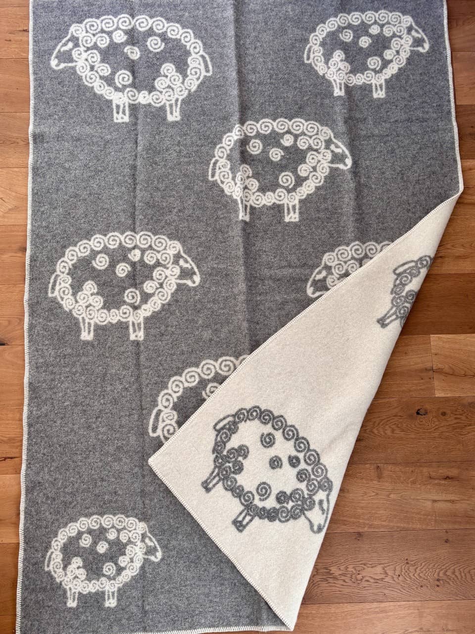 Wolldecke mit Schafmotiv grau natur Wolldecke mit Schafmotiv grau natur